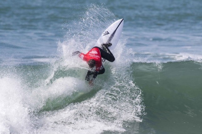 a man riding a wave on a surfboard in the ocean